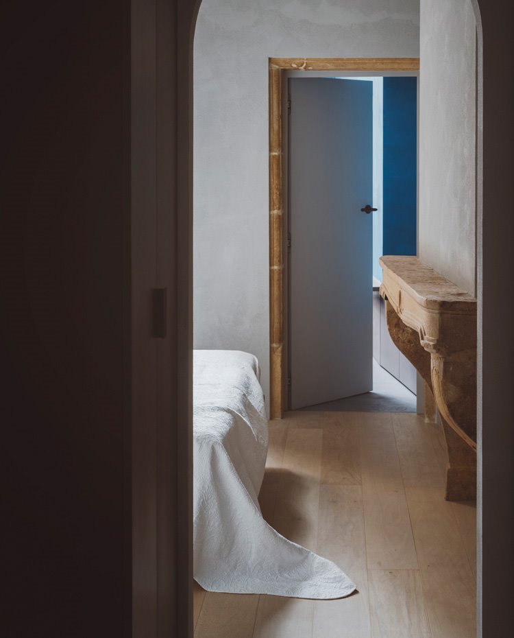 Dormitorio con chimenea originaria y marco de pared de madera