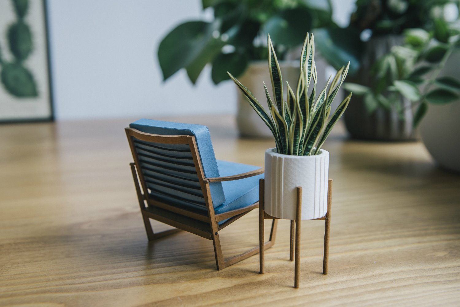 Sillón y planta en miniatura de Raya Sader Bujana