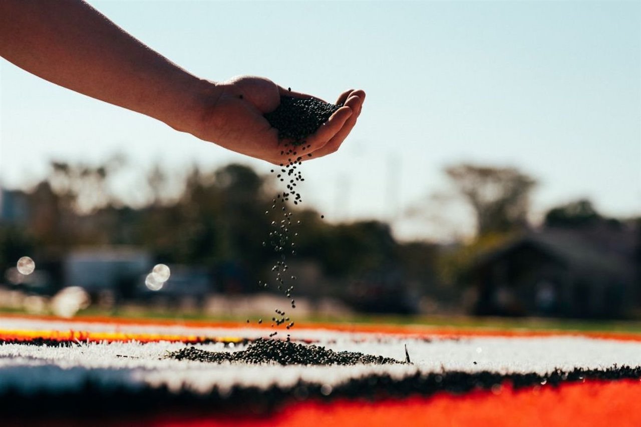 Las botellas recicladas terminan tomando forma de pequeños pellets. Es una parte fundamental de la superficie del terreno de juego, porque mejora la seguridad de los futbolistas y les permite tirarse o deslizarse, o caer, sin hacerse daño.