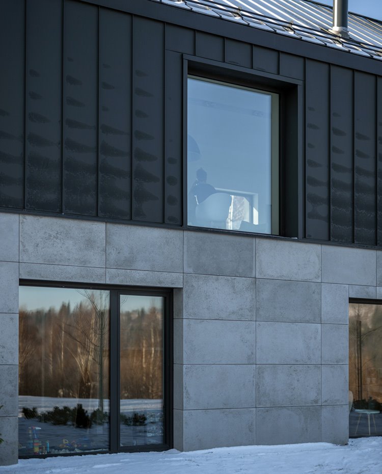Doble nivel y doble fachada en gris y metálica con grades aperturas
