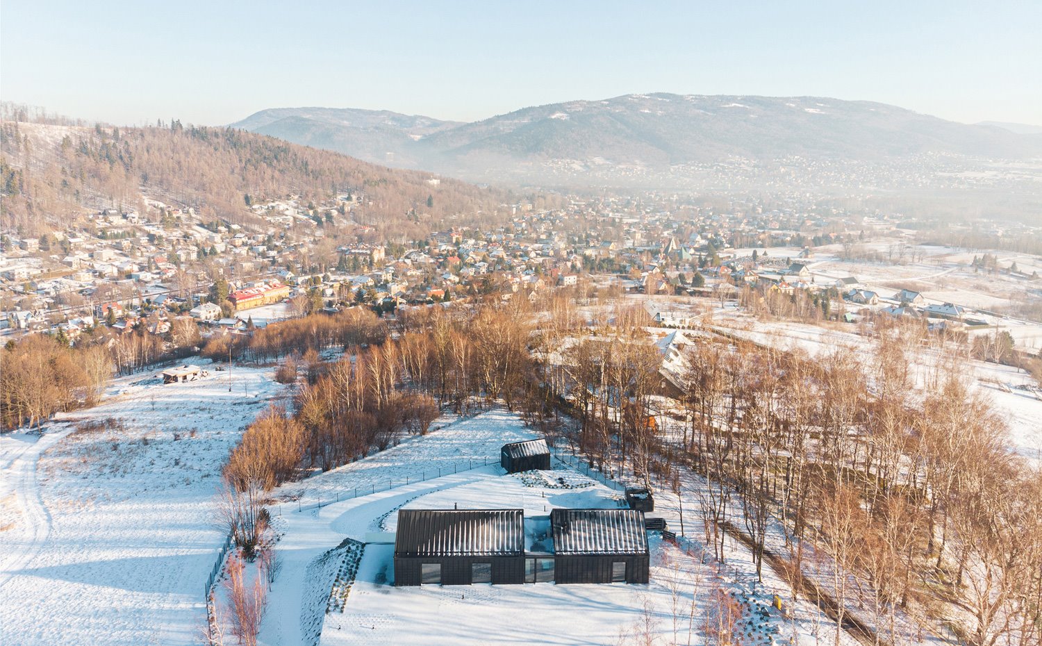 Vista aérea de vivienda con paisaje neveda y zona del valle