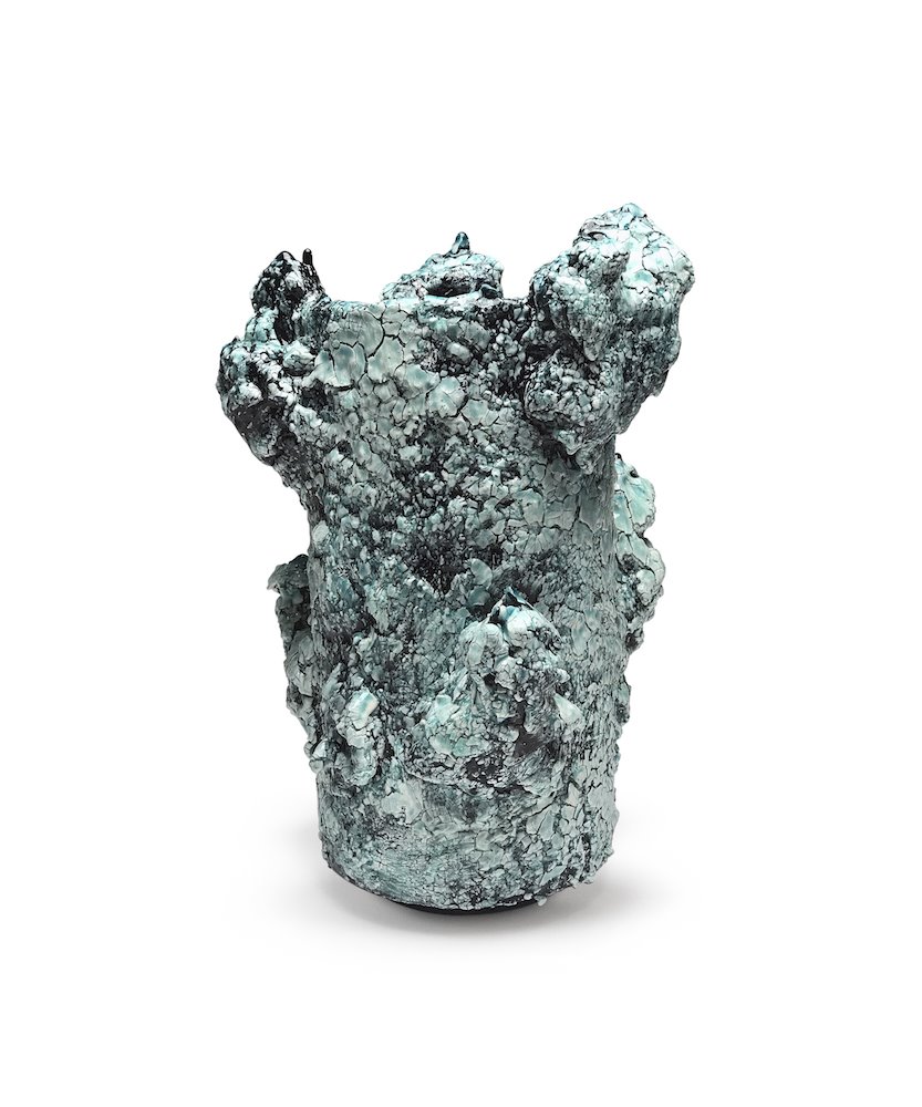 Anthony Marsh, Estados Unidos ‘Like water uphill’ from Crucible series, loza, arcilla de porcelana y esmalte cerámico. 2019