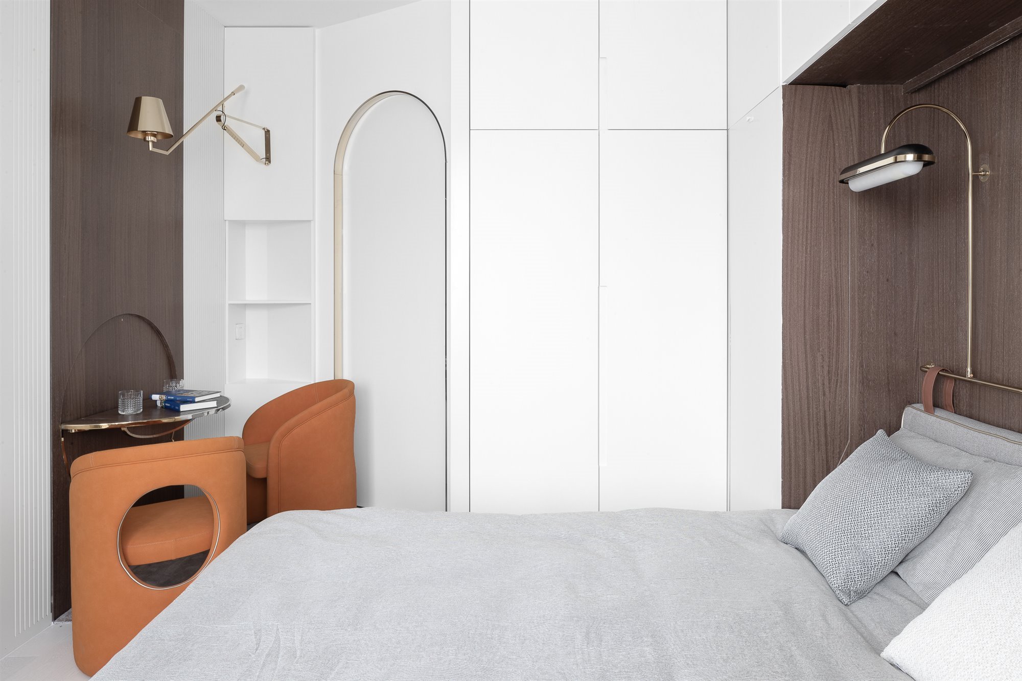 dormitorio principal con armarios y butacas