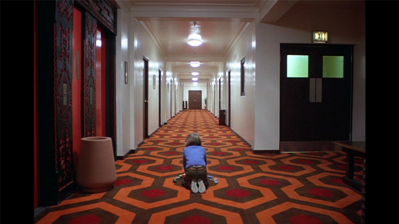 La alfombra de hexágonos diseñada en los sesenta por David Hicks fue empleada por Stanley Kubrick como elemento protagónico en «El resplandor».