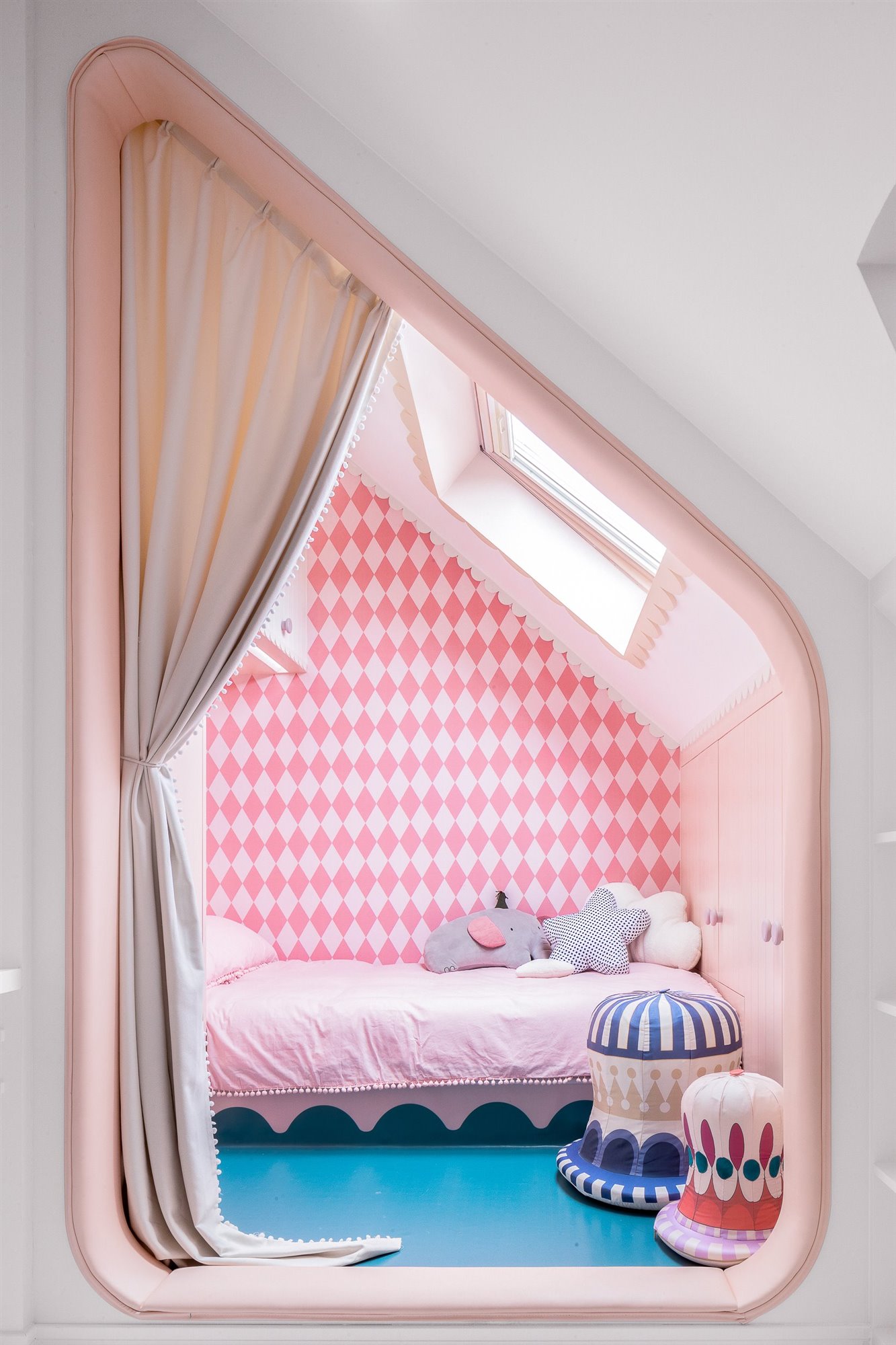 habitacion infantil con arco papel pintado y armarios rosas