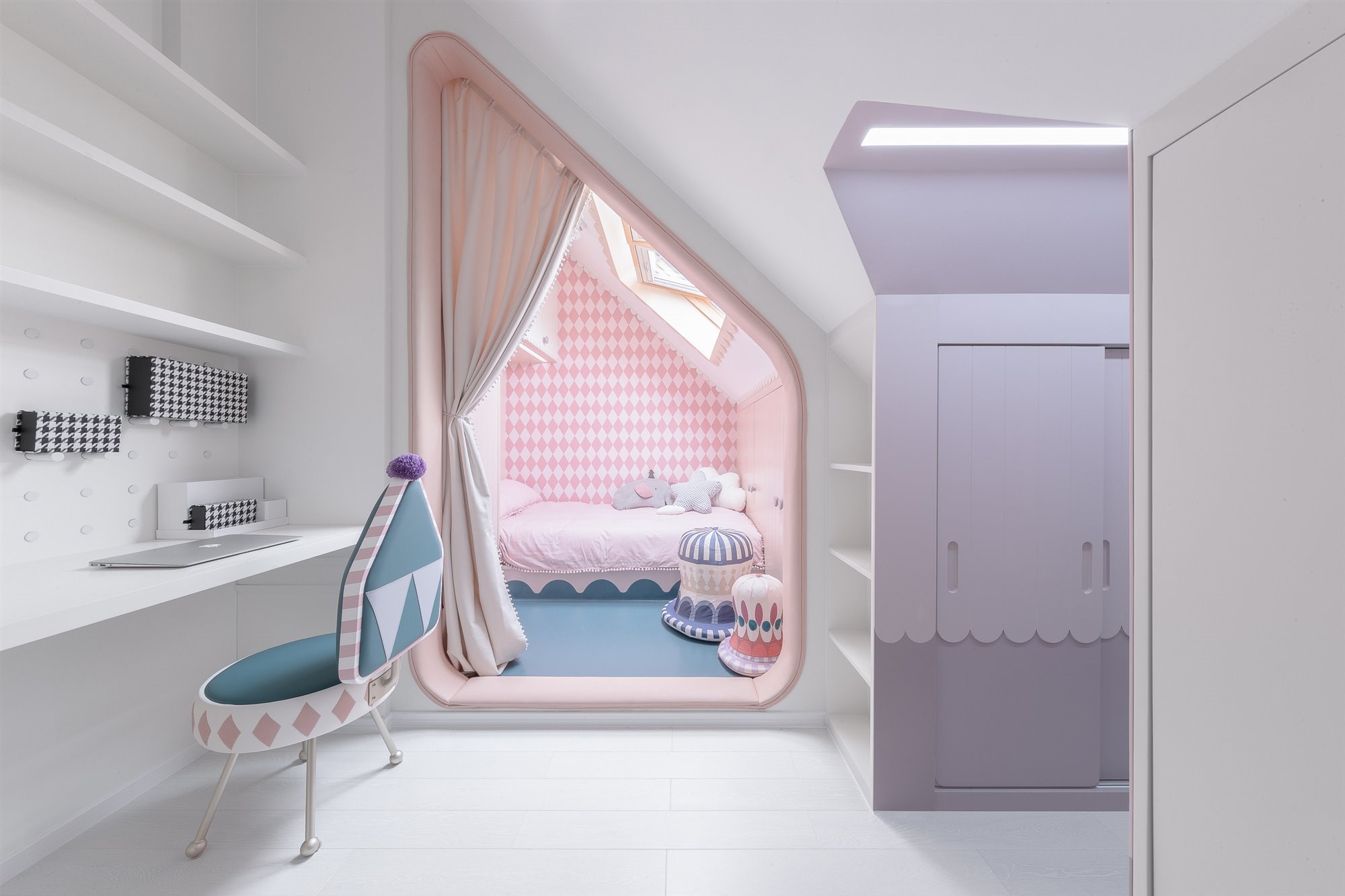 habitacion infantil con cama armarios escritorio y estanterias