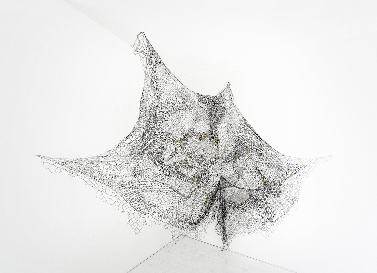 Kyeok Kim (1) Hi. Kyeok Kim, República de Corea ‘Second Surface’, alambre de cobre y pan de oro. 2019