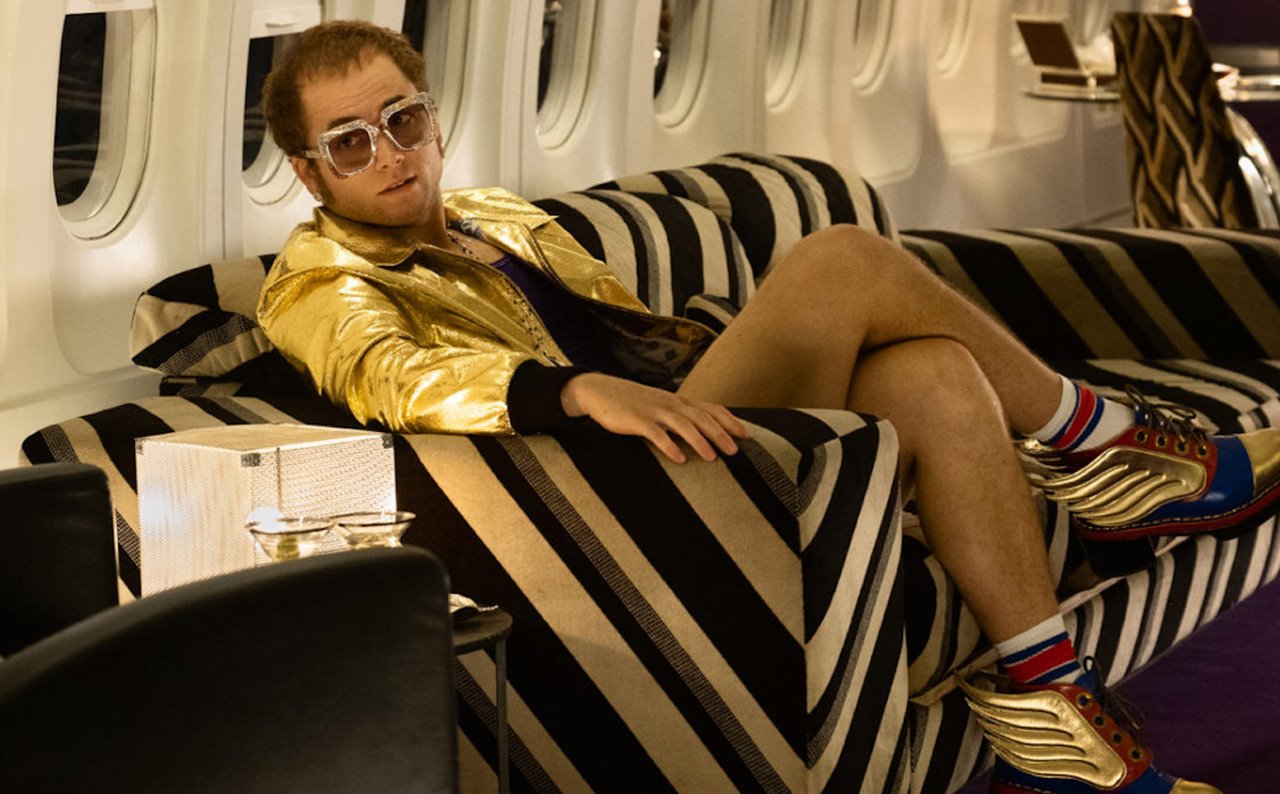 Taron Egerton, interpretando a Elton John en la película de Dexter Fletcher «Rocketman».