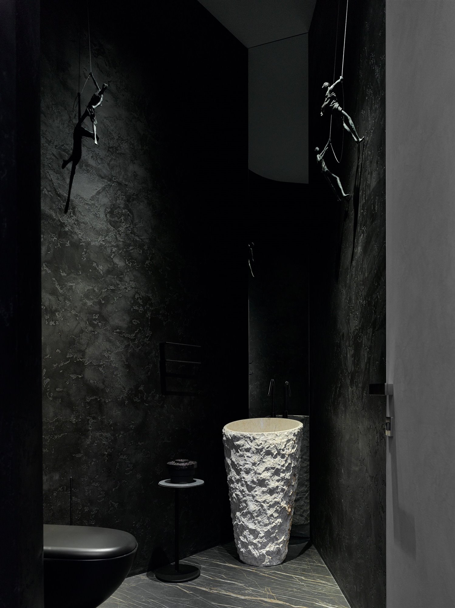 baño colores oscuros casa por niko arcjitect en rusia