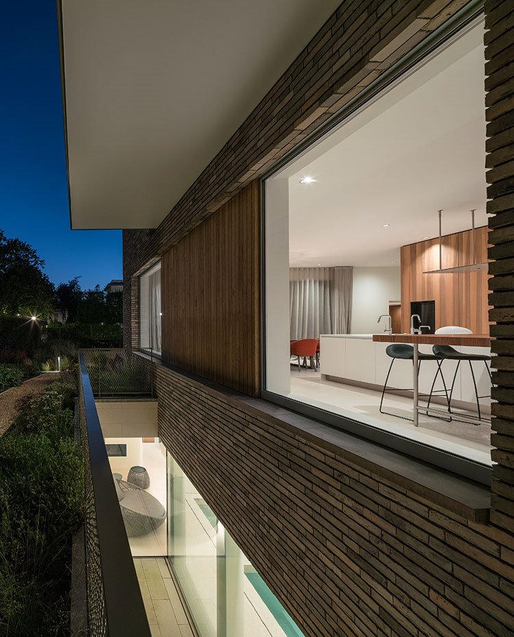 En esta casa, hasta el sótano está inundado de luz natural