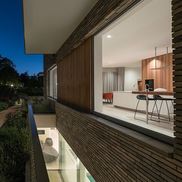 En esta casa, hasta el sótano está inundado de luz natural 