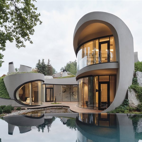 Esta casa en una colina te sorprenderá por sus formas curvas 