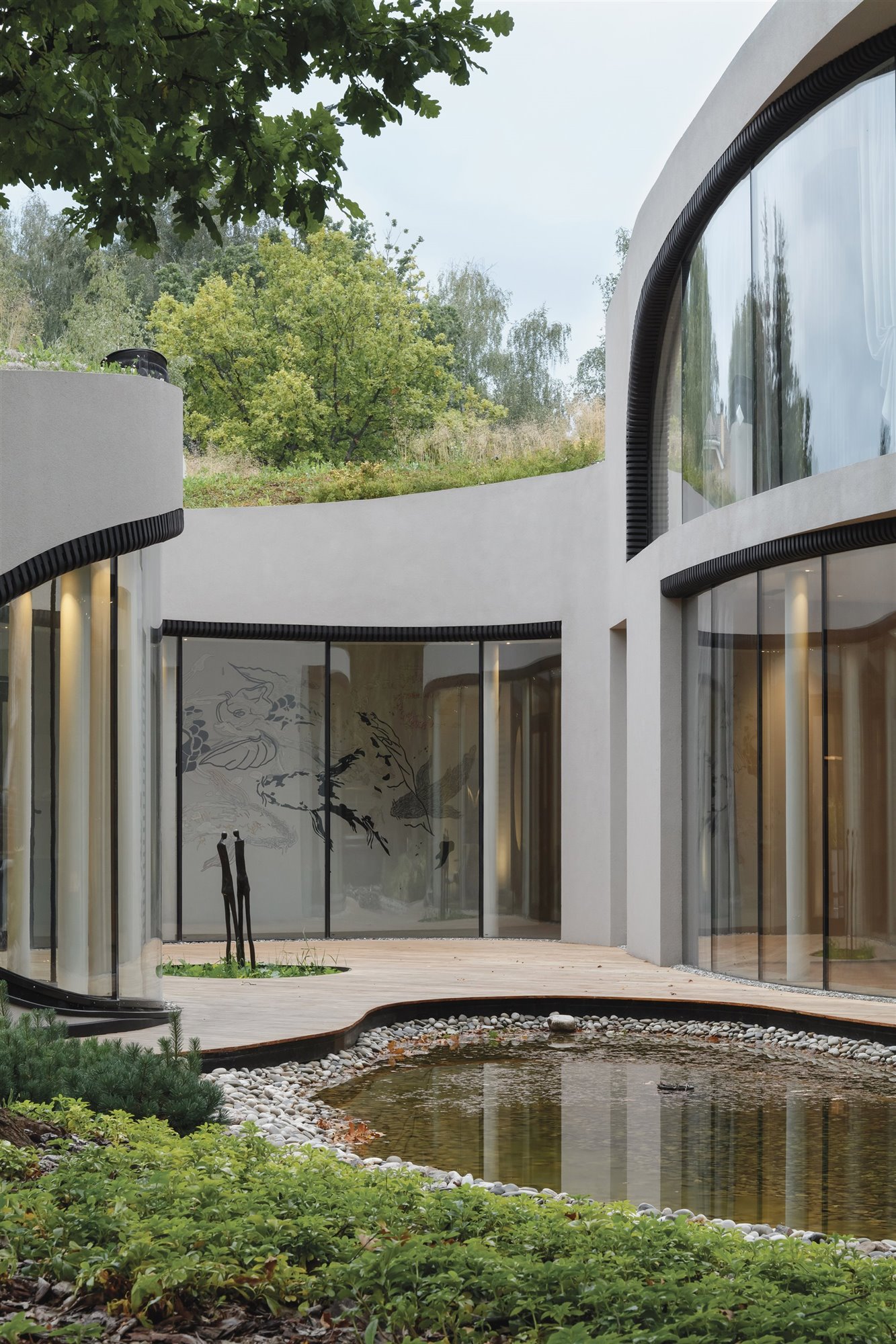exterior jardin con estanque y esculturas casa por niko arcjitect en Rusia