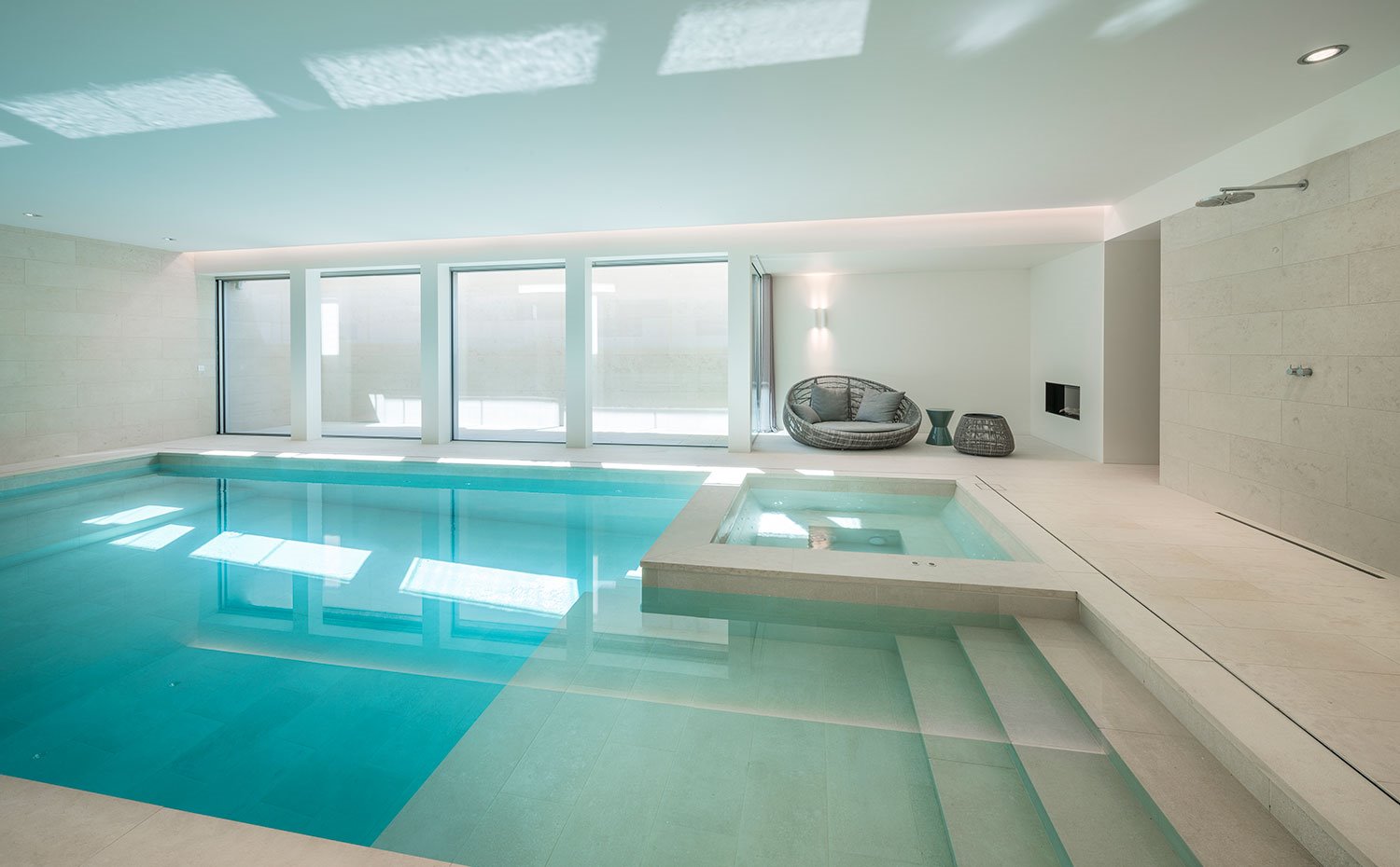 Piscina interior con butaca y pouf de fibras 