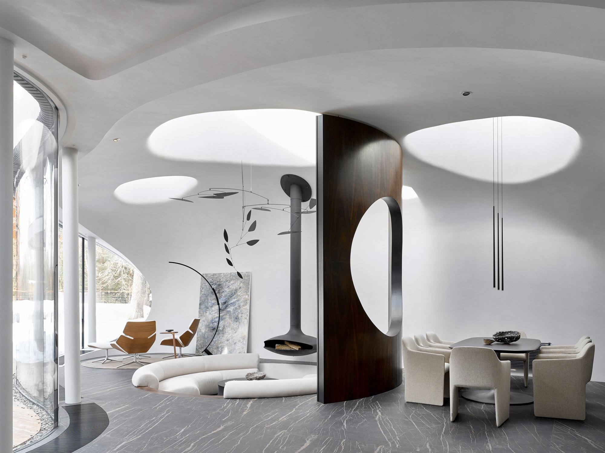 salon interior casa con chimenea en colores neutros por niko arcjitect