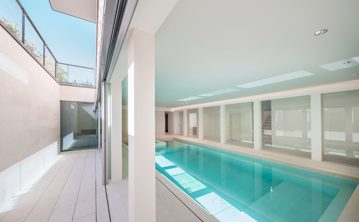 Zona exterior junto a piscina interior semienterrado