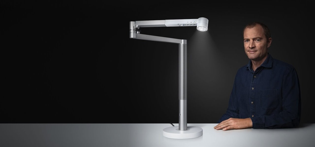 Jake Dyson, ingeniero jefe de iluminación e hijo del fundador de la empresa.