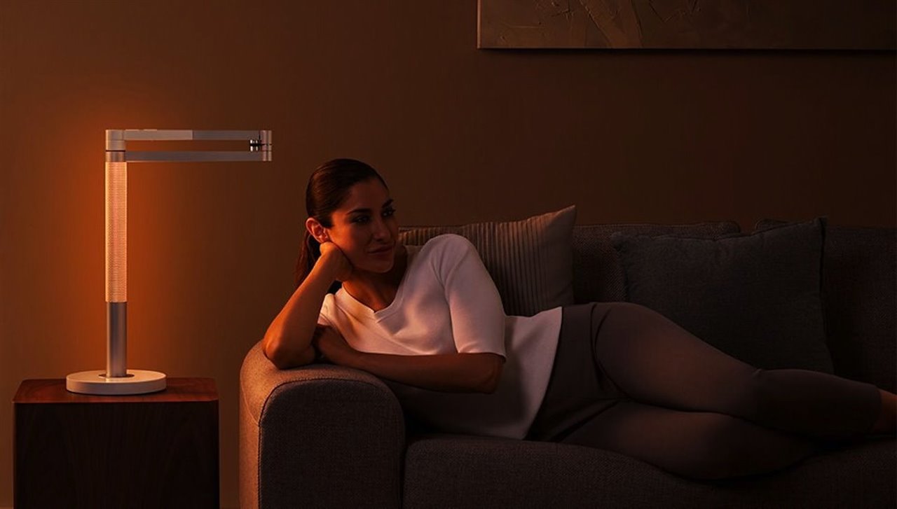 La lámpara inteligente, con conexión Wi-Fi, extrae datos sobre la luz ambiental, la hora del día y la luz natural en su ubicación. 