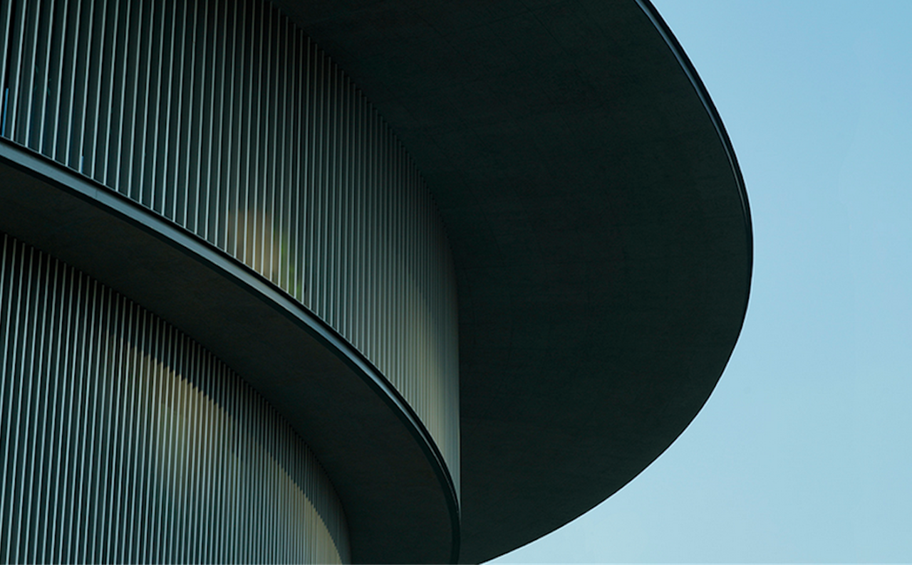 La torre circular creada por el estudio de Tadao Ando estaba previsto que se inaugurara el 20 de marzo, pero el coronavirus ha paralizado los últimos trabajos.