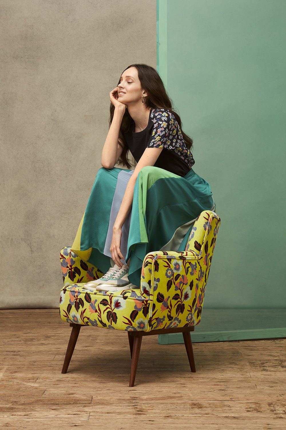 Los osados estampados de Delpozo que se aplican en una butaca de terciopelo, en la ropa de cama reversible así como en libretas forradas de seda estampada y lápices.