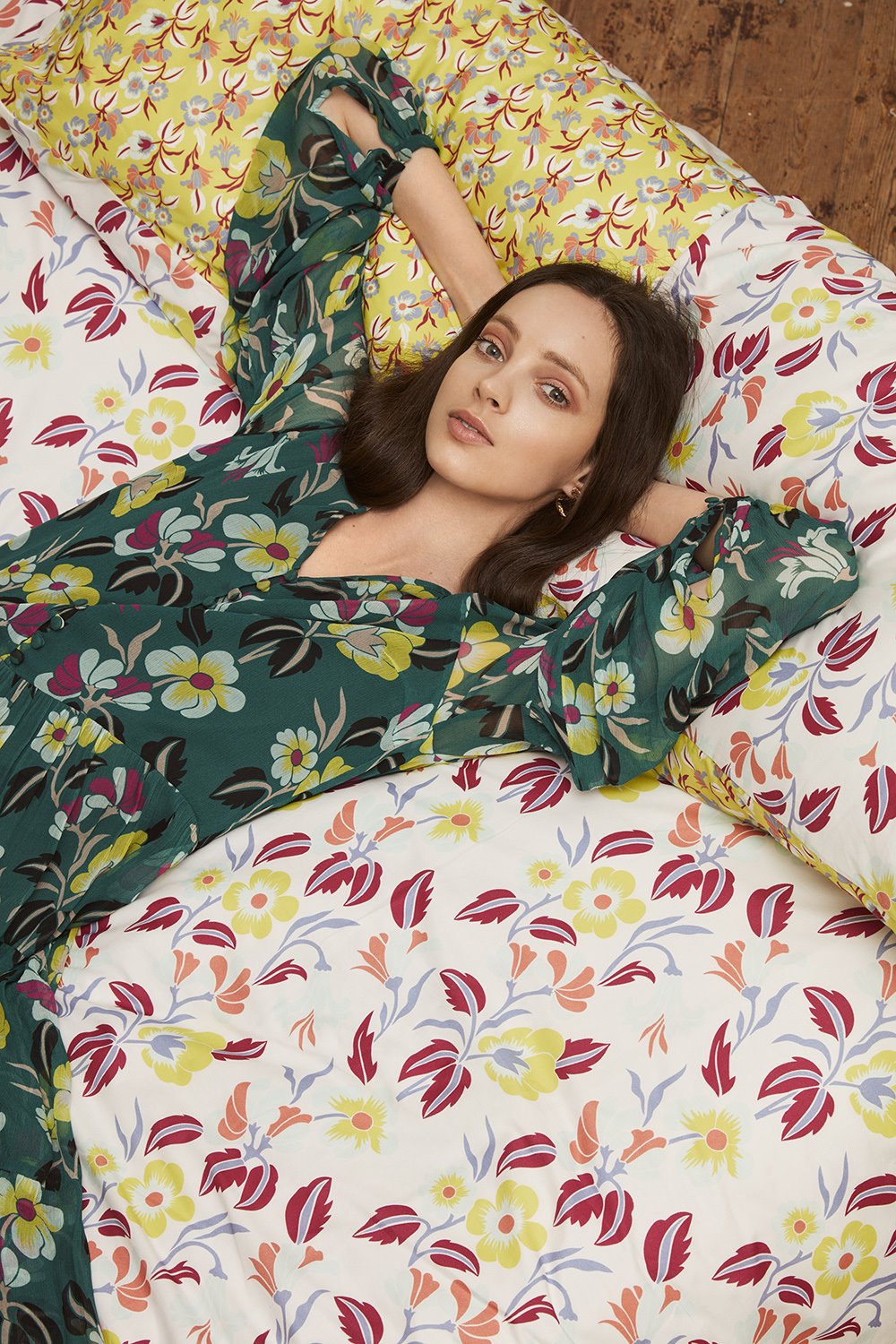 La colección refleja la característica estética de Delpozo con un enfoque creativo al volumen, el color, la silueta y las técnicas artesanales usadas para crear sus etéreas colecciones.
