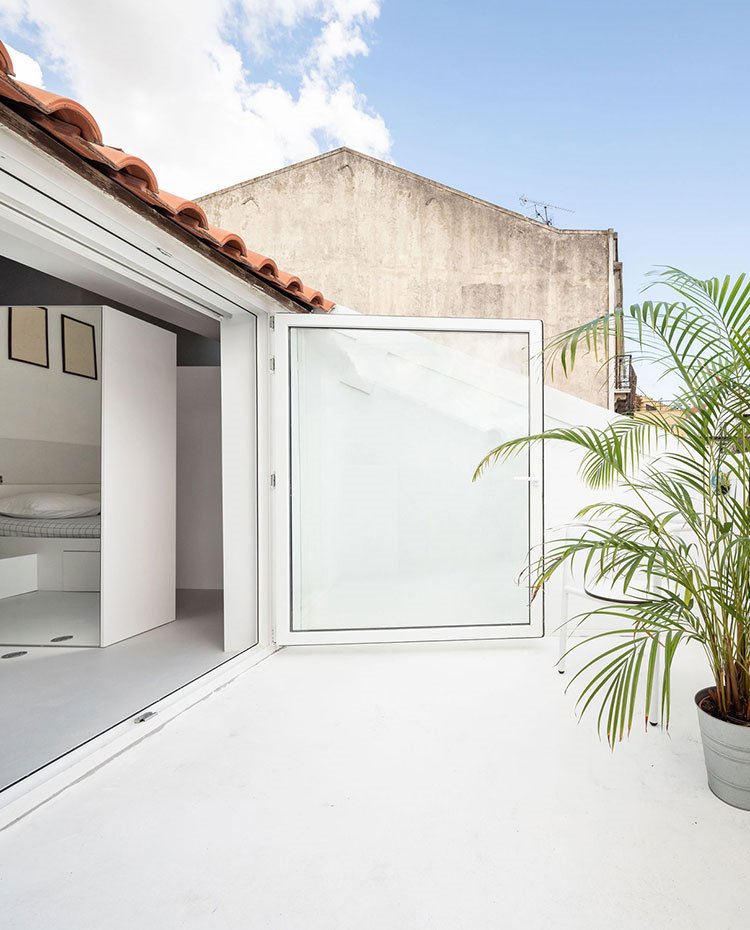 Apertura desde dormitorio a terraza exterior bajo cubierta de tejas