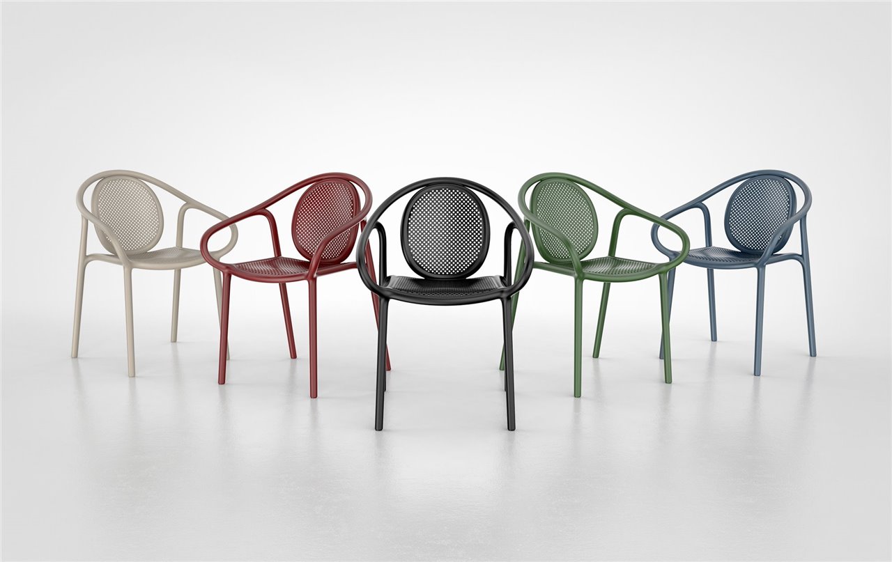 Con sus sinuosas curvas, la Remind evoca las sillas de madera de finales del siglo XIX.