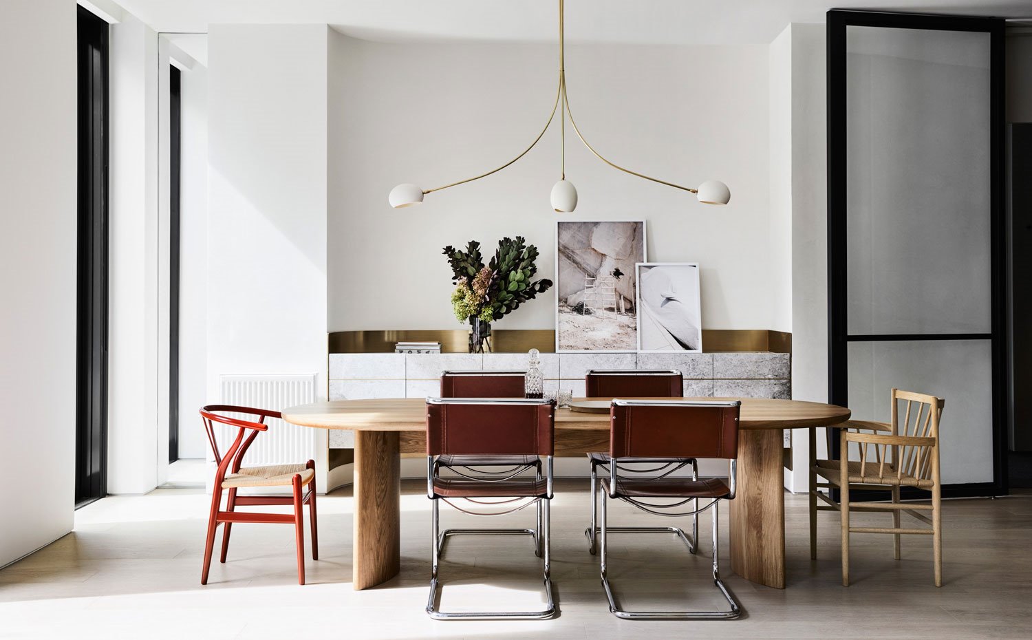 Comedor con mesa de madera, sillas de madera y de piel con estructura tubular