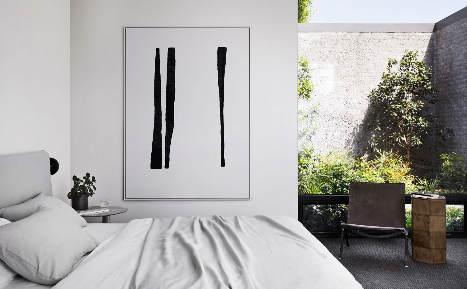 Dormitorio con amplia apertura hacia exterior, cabecera en gris