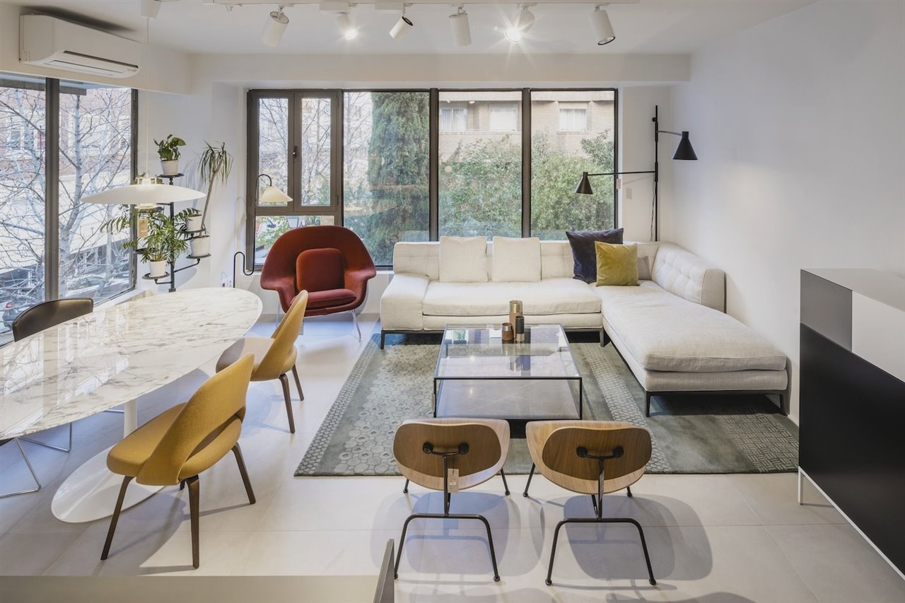 Entre los fabricantes que distribuyen figuran más de ciento cincuenta marcas internacionales punteras, desde Cassina a Vitra, pasando por Zanotta, Fritz Hansen, De Padova, Santa&Cole, Louis Poulsen o Arfex.