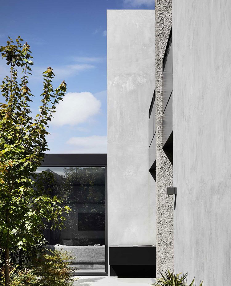 Estructura de vivienda en hormigón y bloques de cristal transparente