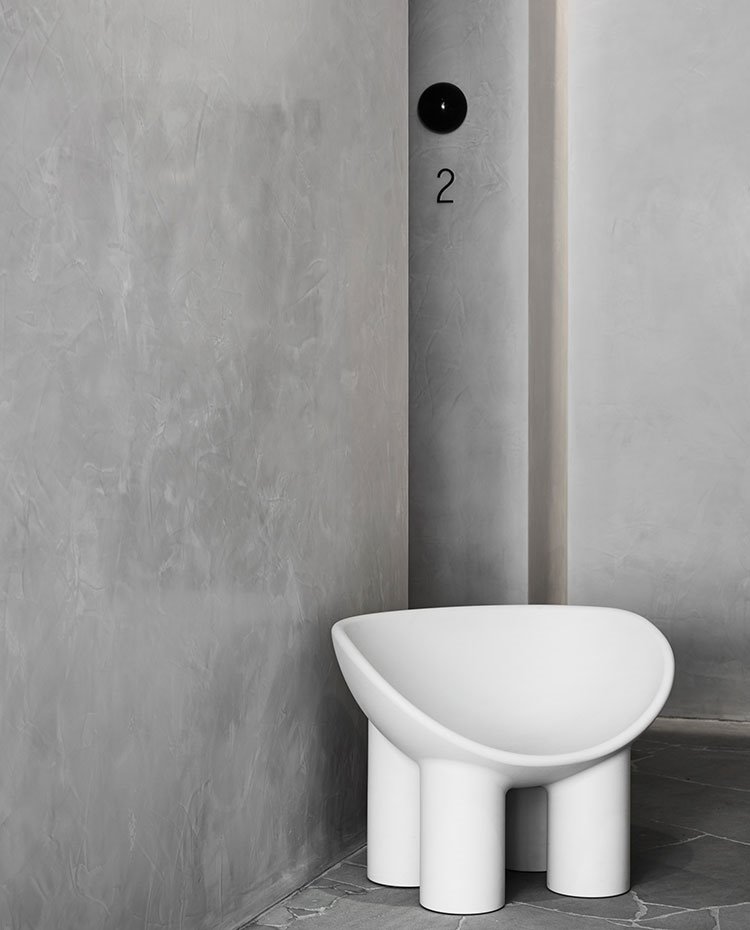 EStuco veneciano en pared junto a asiento en blanco