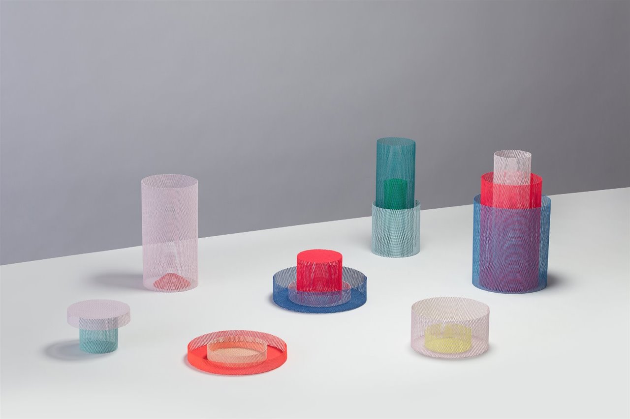 La colección Mesh Volumes de Moisés Hernández cuenta con un candelabro, un juego de bandejas, un frutero y dos floreros.