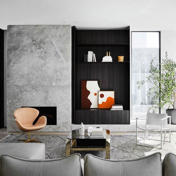 La elegancia atemporal se apodera de este apartamento cubierto de piedra y madera
