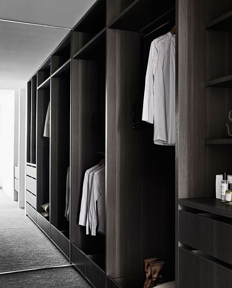 Vestidor con armario abierto en madera hecho a medida y espejo