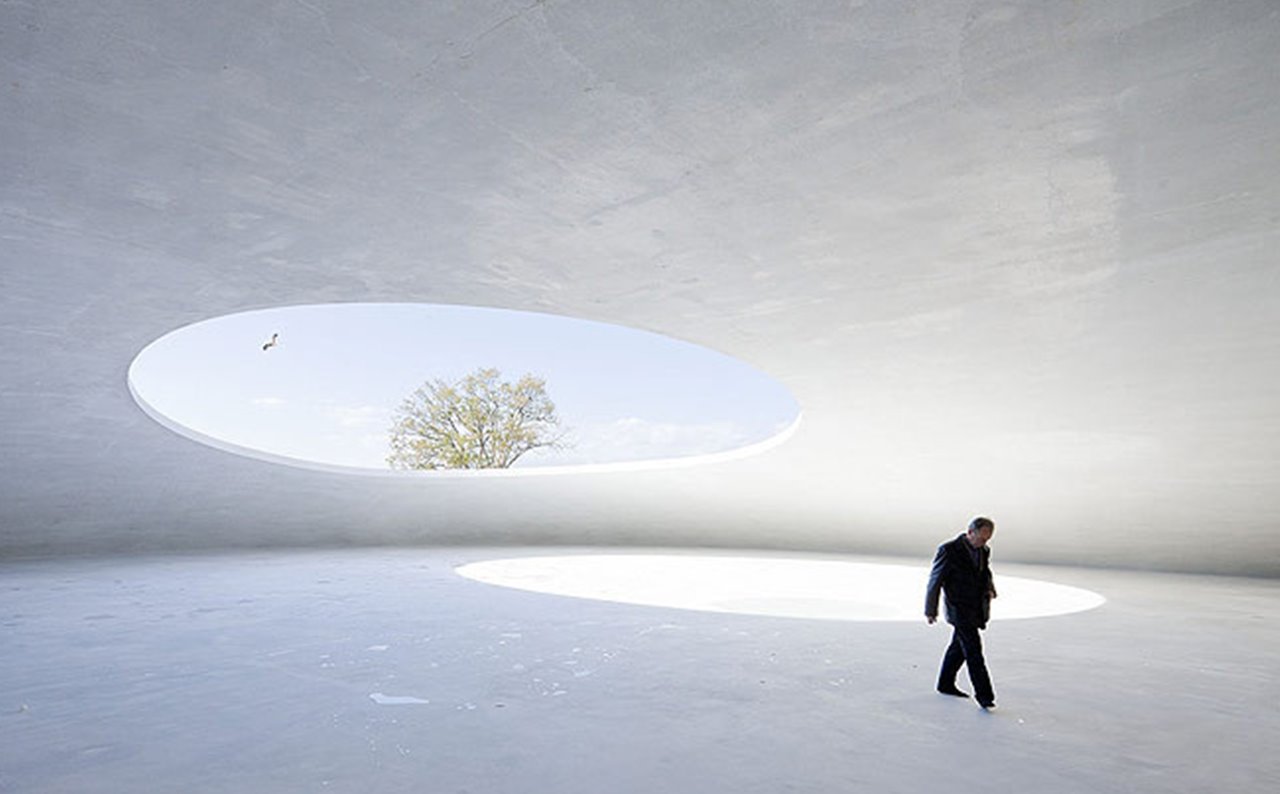 En una isla japonesa se encuentra el Museo de Arte de Teshima que integra el entorno costero con una estructura arquitectónica de Ryue Nishizawa y obras de la artista. Un espacio onírico y meditativo.