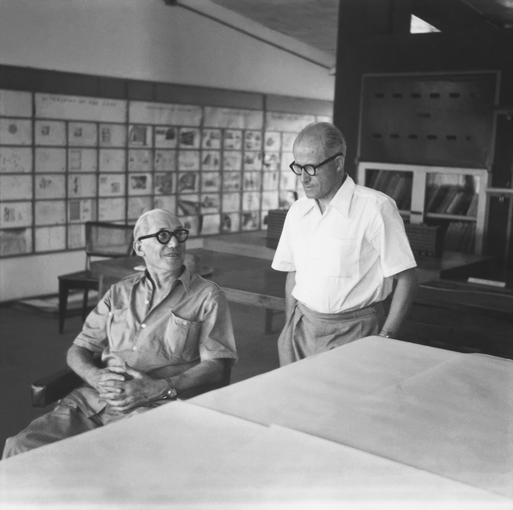 Pierre Jeanneret Junto a su primo Le Corbusier (sentado).