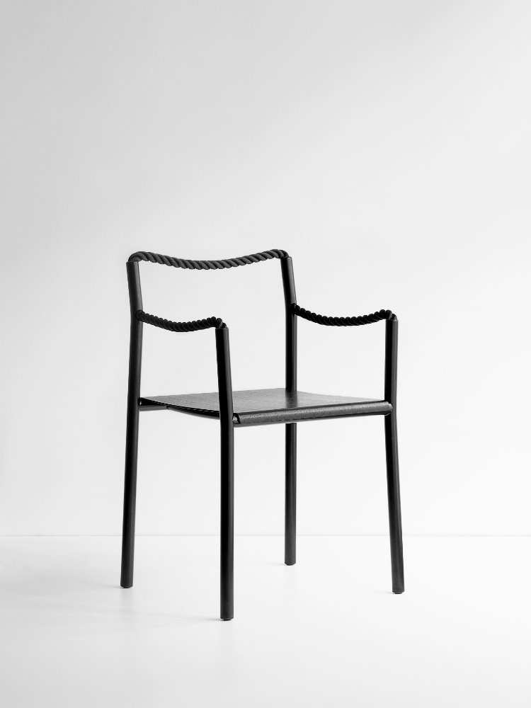 La 'Rope Chair' está disponible en color negro y gris. 