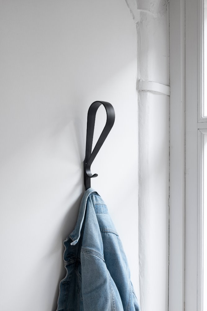 Los Bouroullec también presentan el llamado 'Tupla Wall Hook', un colgador de zinc fundido a presión recubierto de polvo negro. 