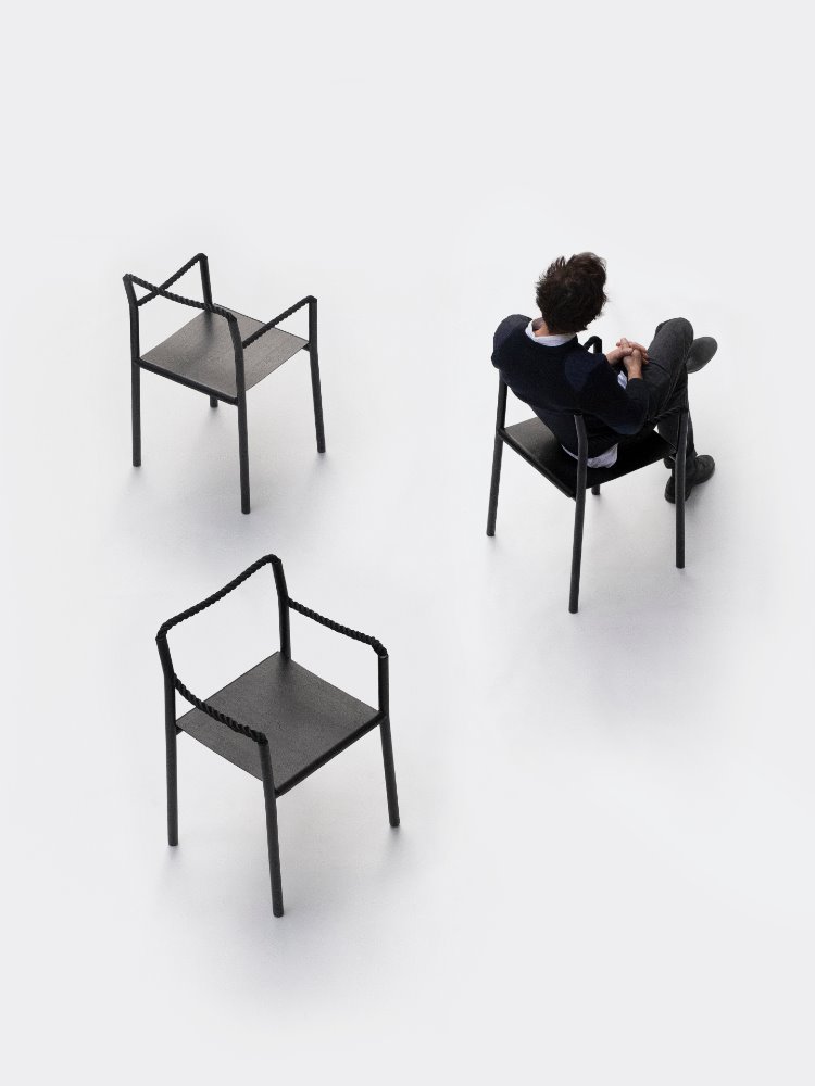 La cuerda es el elemento más característico de la 'Rope Chair' que Ronan y Erwan Bouroullec han diseñado para Artek. 