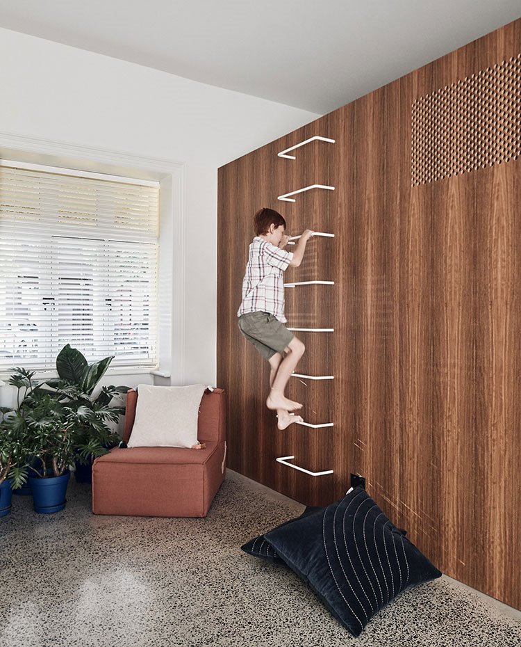 Estructura de madera con baldas a modo de escaleras