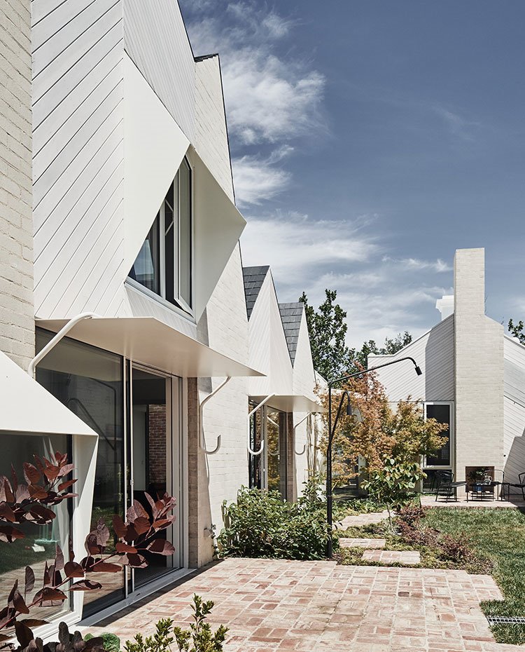 Exterior vivienda con aperturas correderas y acceso a jardín