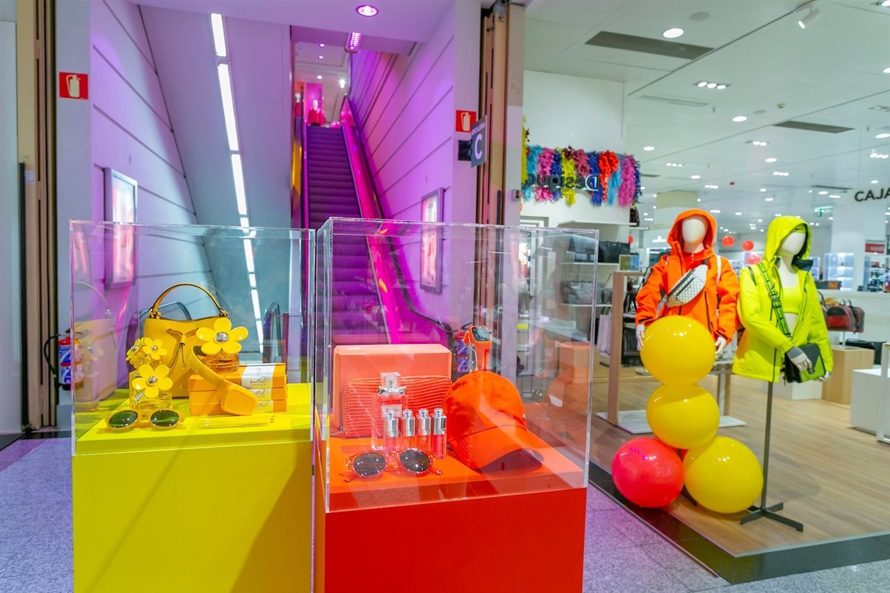 No sólo los productos a la venta están llenos de color: el visitante se va a sentir bañado en color según asciende de una planta a otra por las escaleras mecánicas.