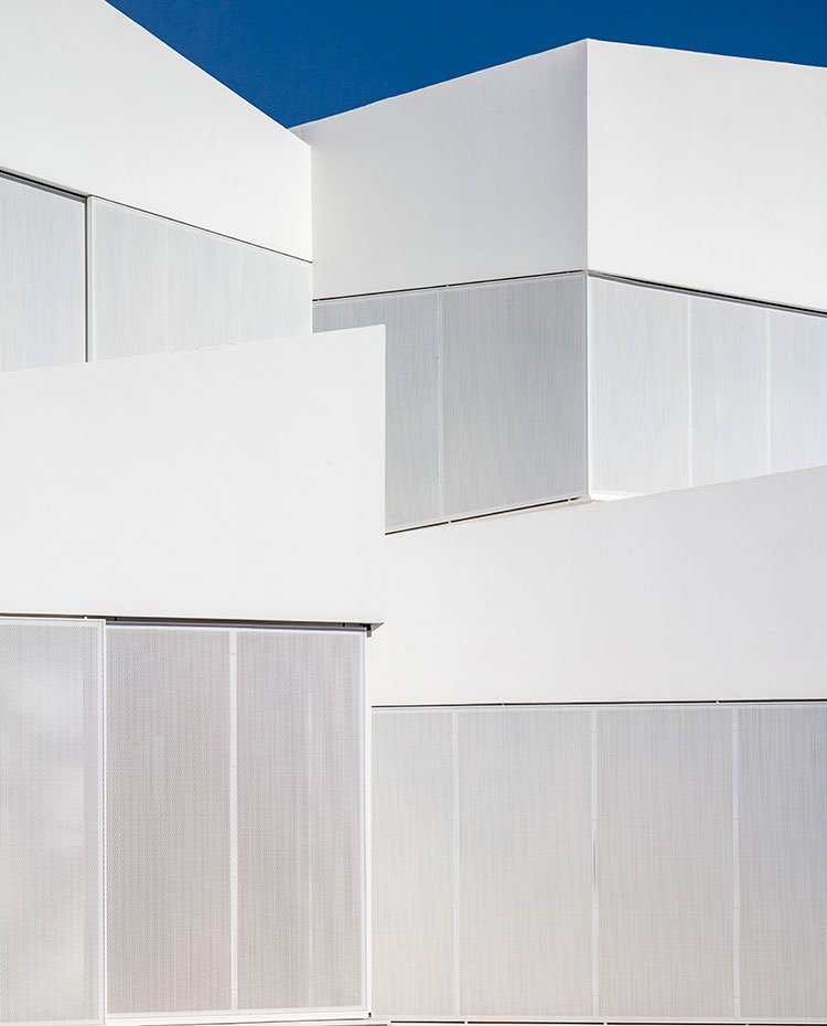 Detalle de cerramientos cubiertos de la fachada exterior vivienda
