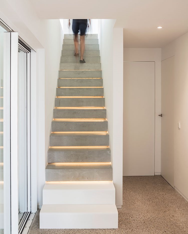 Escaleras de cemento que comunican ambos niveles