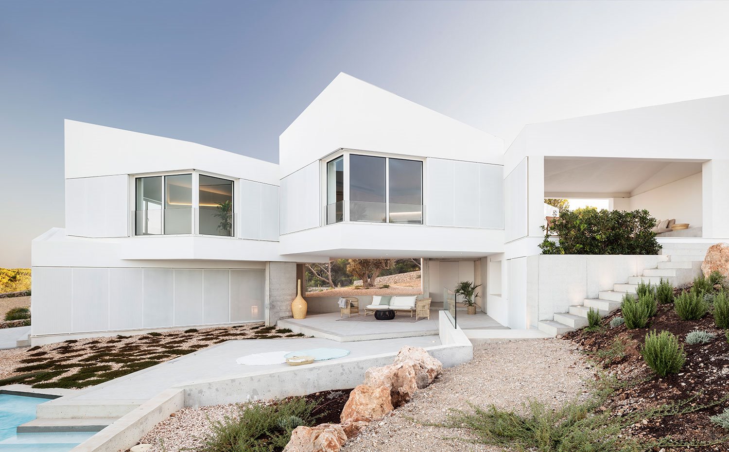 Exterior de vivienda en tres módulos sobre ladera