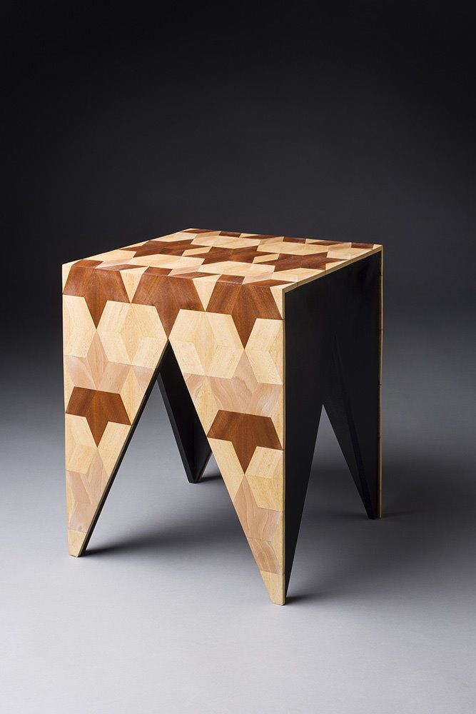 Sestrelo, de Manuel González Rodríguez, es un taburete con patas de forma triangular que aportan estabilidad y robustez, con un mesado rectangular acorde con las patas.