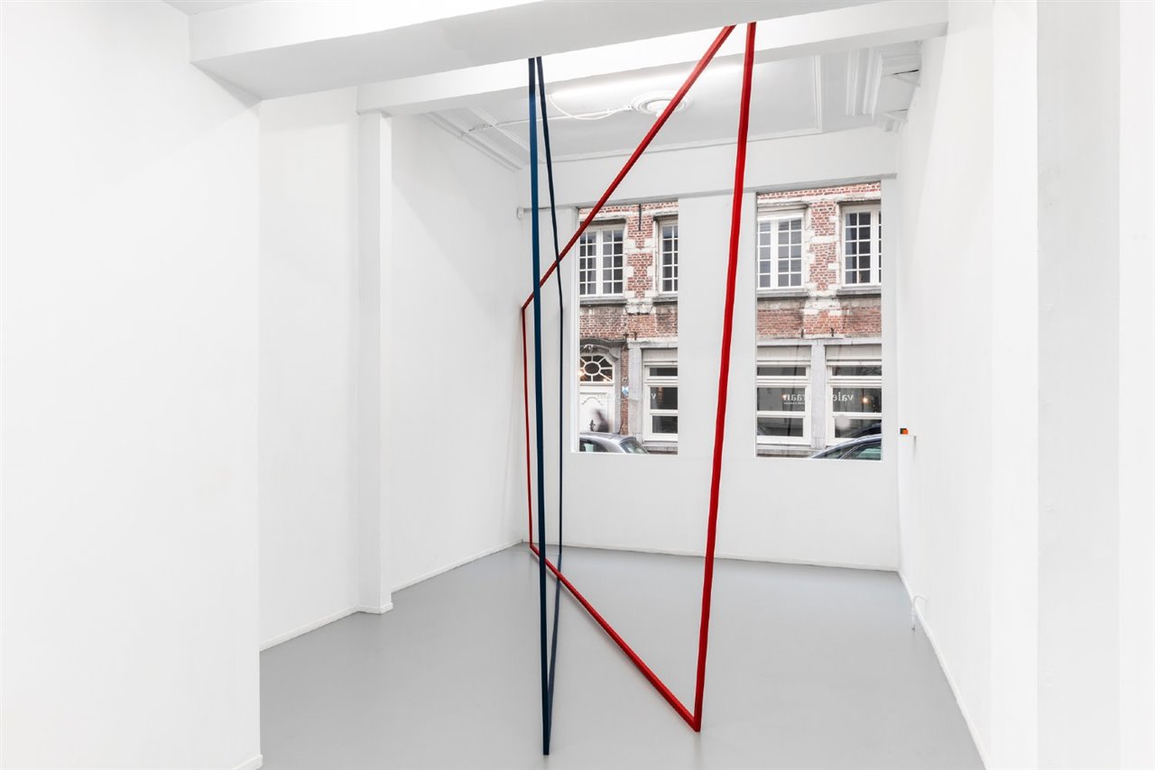 'Red and blue', de Frederic Geurts. Una de las piezas que pueden verse en la exposición 'der Schnitt' de la galería Valerie Traan de Amberes.
