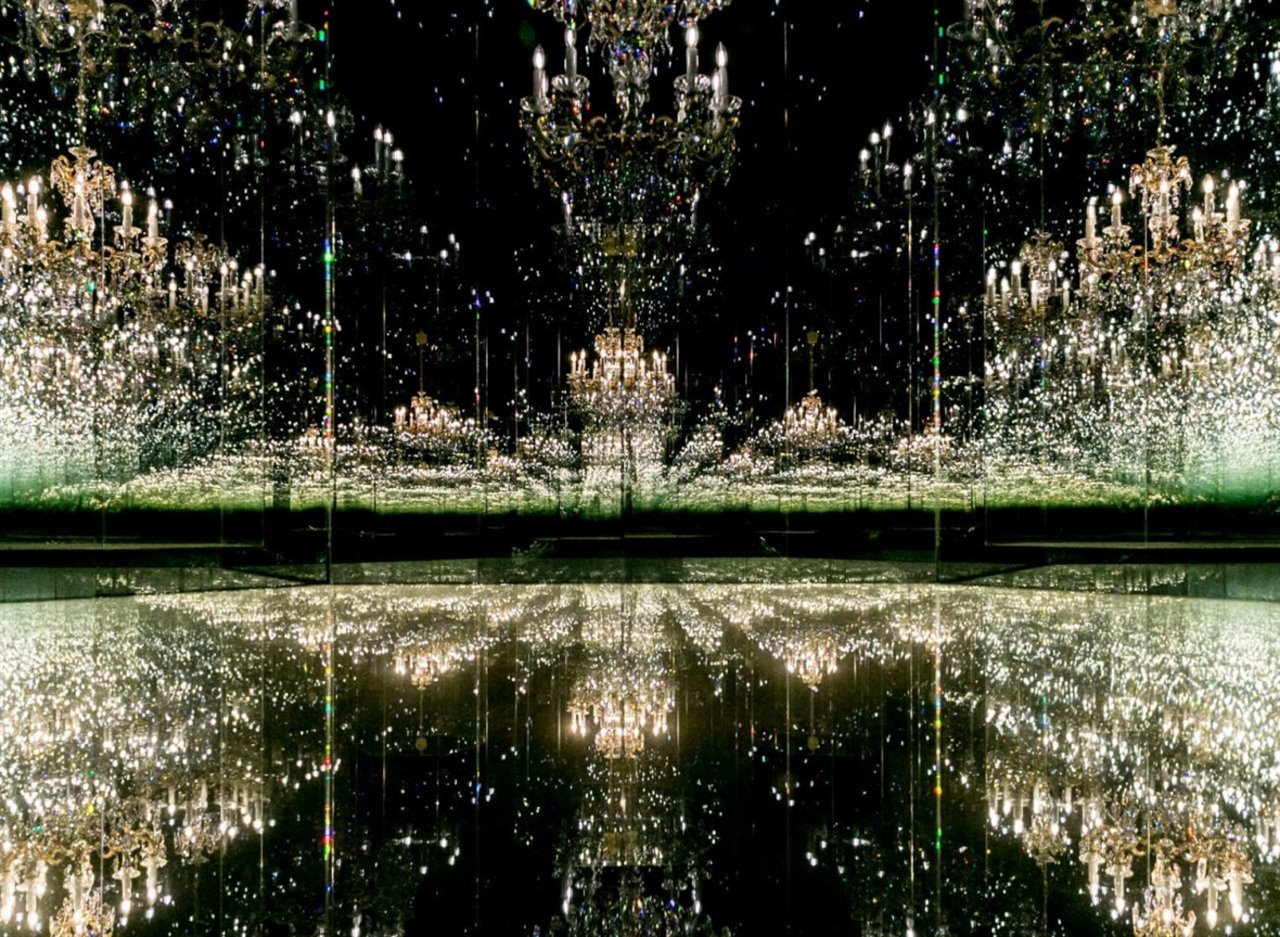 Unos candelabros giratorios son los grandes protagonistas de la instalación 'Chandelier of Grief'. 