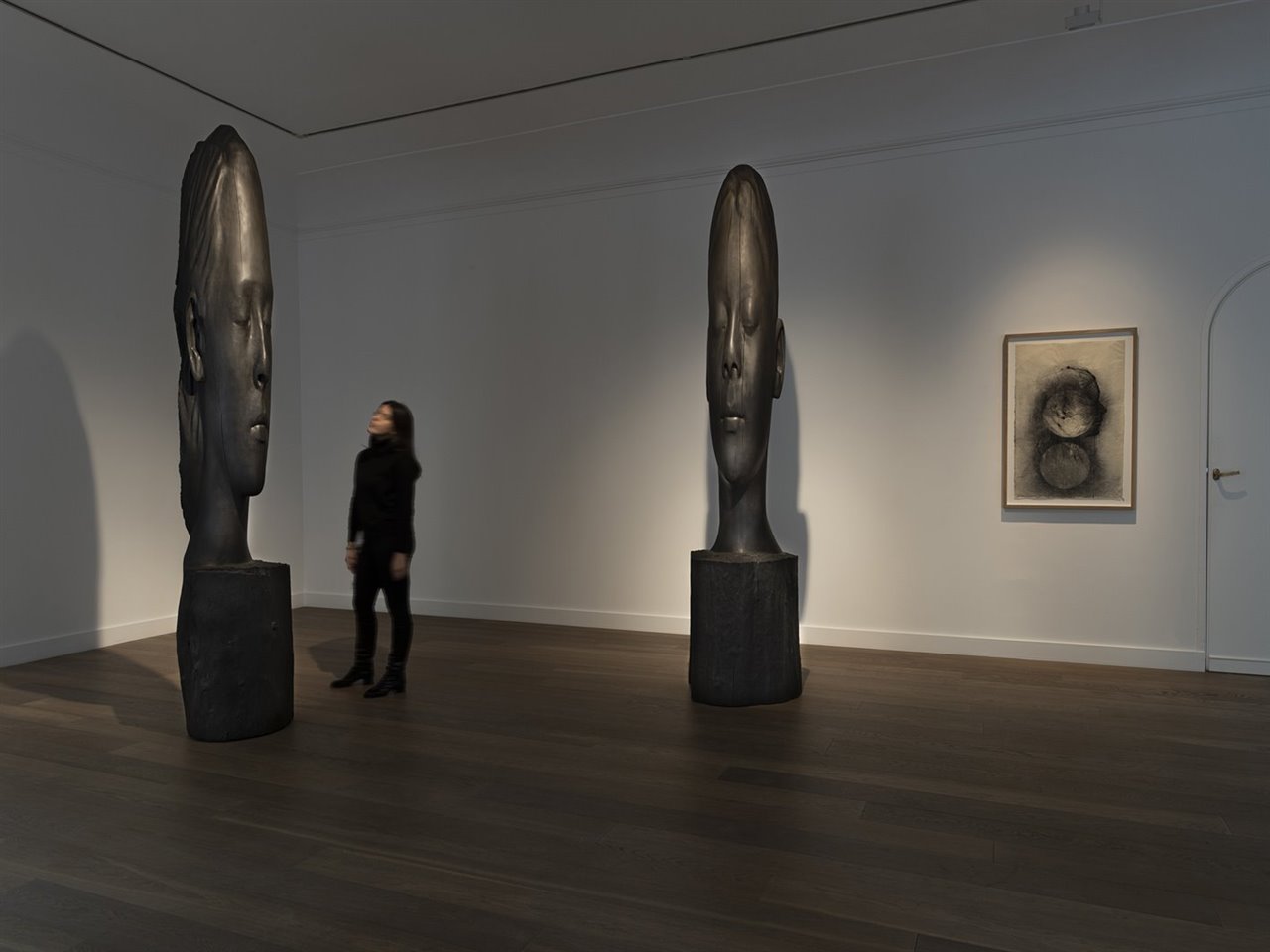 En el stand de Lelong & Co. se podrá ver la obra de Plensa «Laura Asia» (2019), una escultura de bronce, en edición de cinco unidades, a tamaño 298x48x48 cm, similar a las que se exponen en su espacio de París.